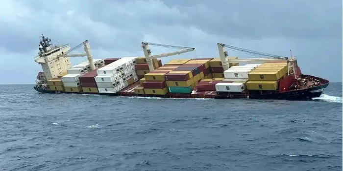 集装箱船遇险沉没，数百个集装箱坠海